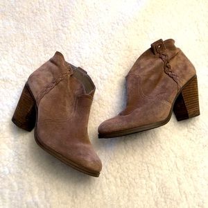 VINCE CAMUTO Hudson Booties 8